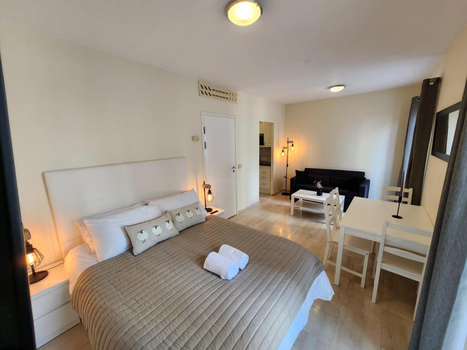 New With Ac Central Suites With Pool Access And Squash Courts! Sleeps Family Or 4 Guests Гибралтар Екстериор снимка