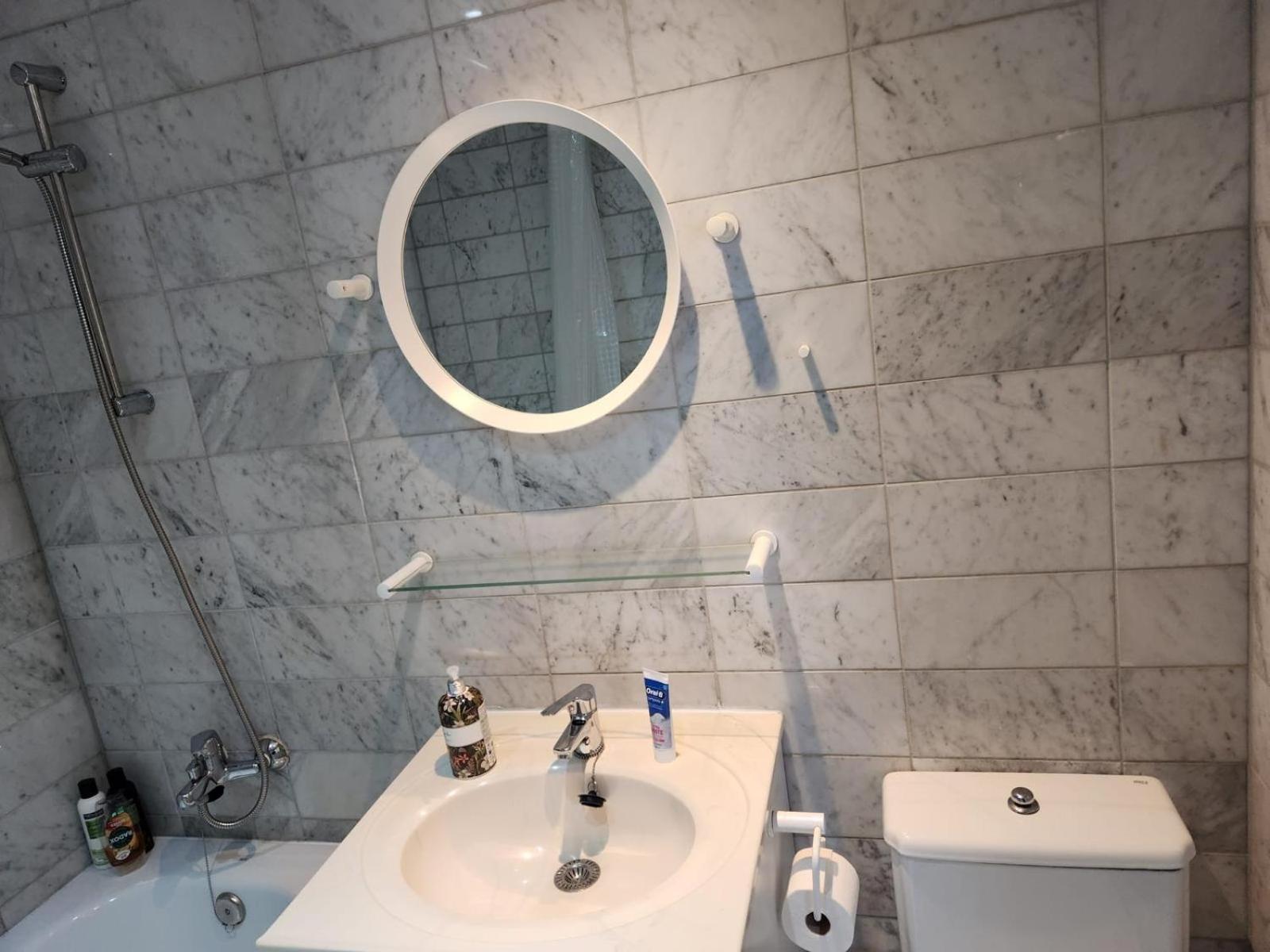 New With Ac Central Suites With Pool Access And Squash Courts! Sleeps Family Or 4 Guests Гибралтар Екстериор снимка