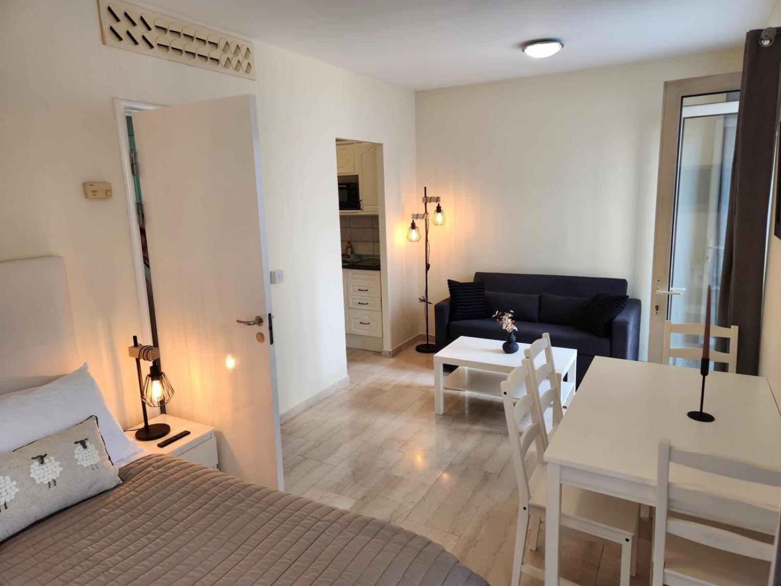 New With Ac Central Suites With Pool Access And Squash Courts! Sleeps Family Or 4 Guests Гибралтар Екстериор снимка