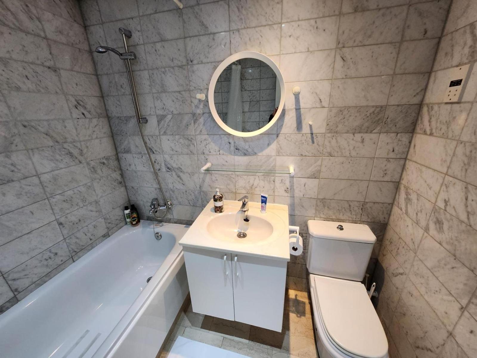 New With Ac Central Suites With Pool Access And Squash Courts! Sleeps Family Or 4 Guests Гибралтар Екстериор снимка