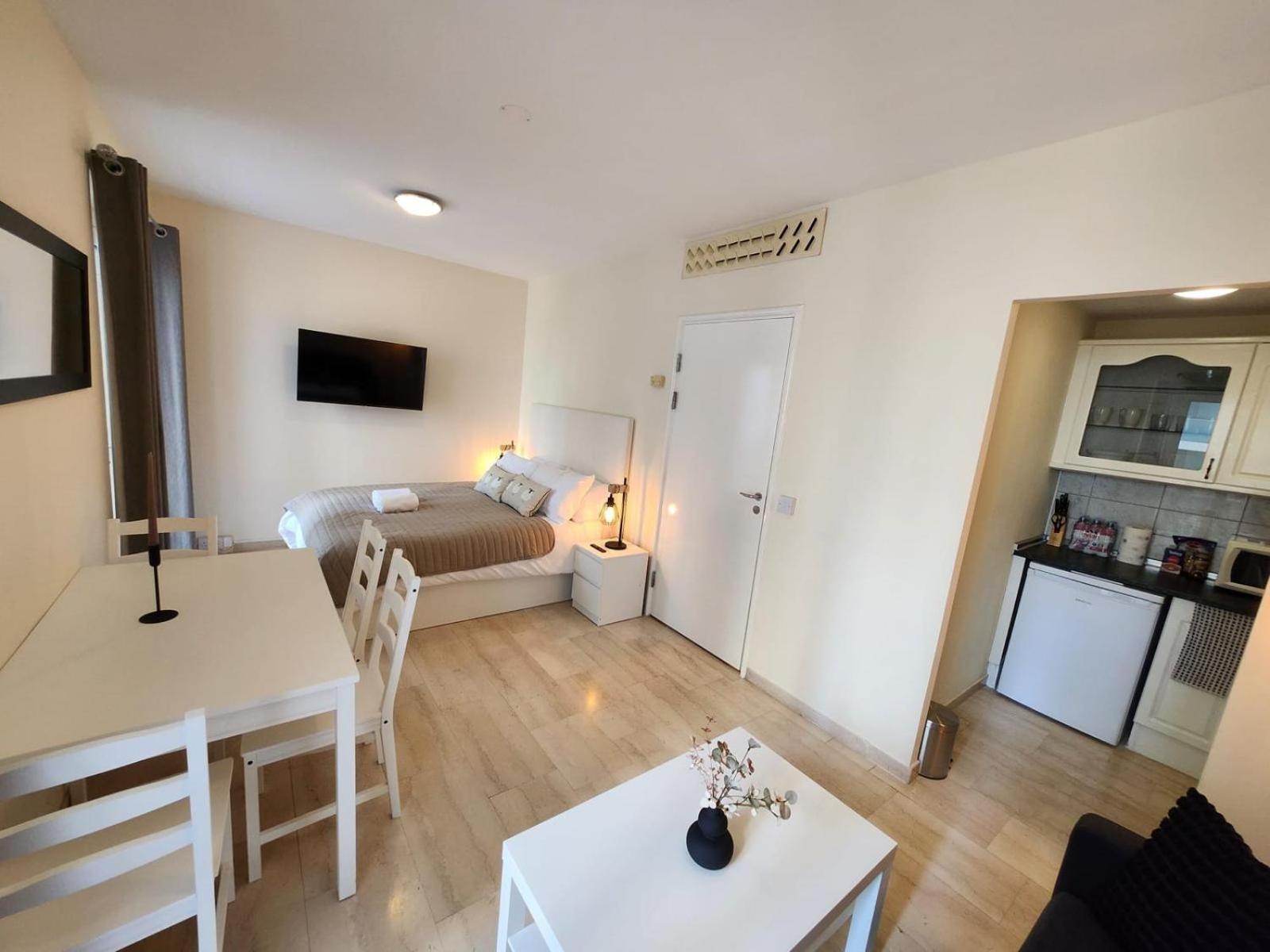 New With Ac Central Suites With Pool Access And Squash Courts! Sleeps Family Or 4 Guests Гибралтар Екстериор снимка