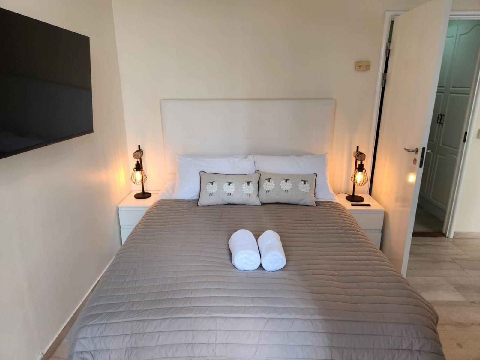 New With Ac Central Suites With Pool Access And Squash Courts! Sleeps Family Or 4 Guests Гибралтар Екстериор снимка