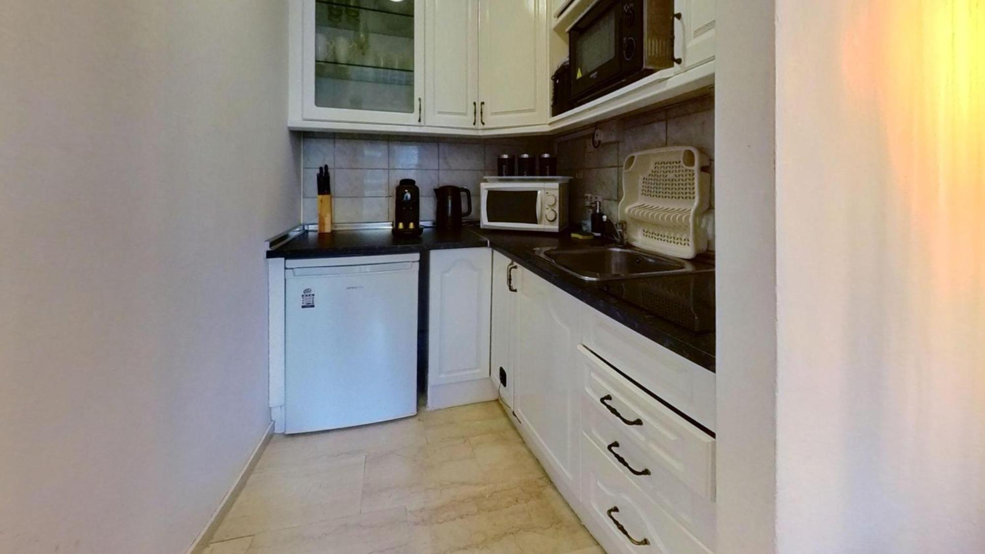 New With Ac Central Suites With Pool Access And Squash Courts! Sleeps Family Or 4 Guests Гибралтар Екстериор снимка