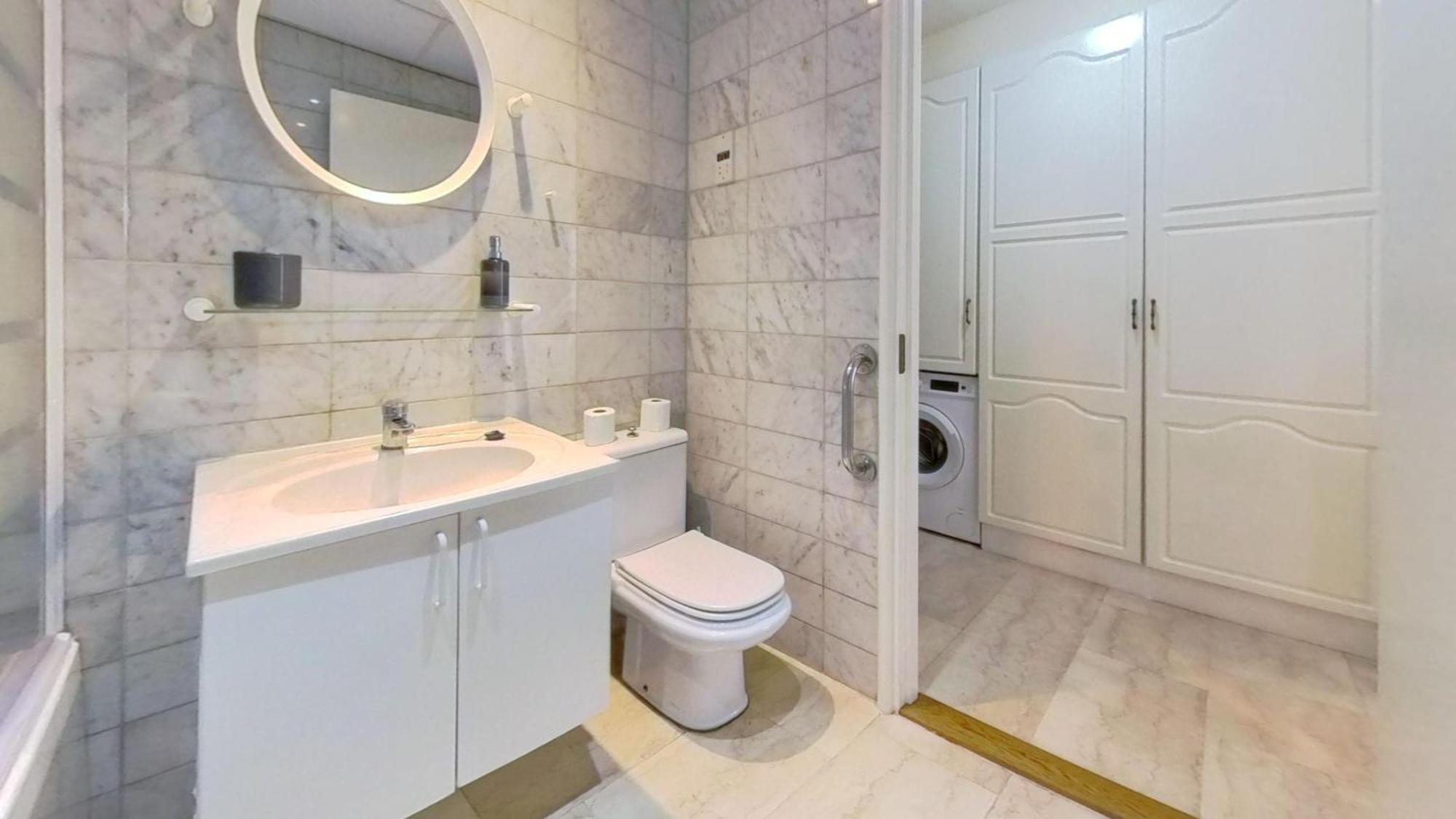 New With Ac Central Suites With Pool Access And Squash Courts! Sleeps Family Or 4 Guests Гибралтар Екстериор снимка