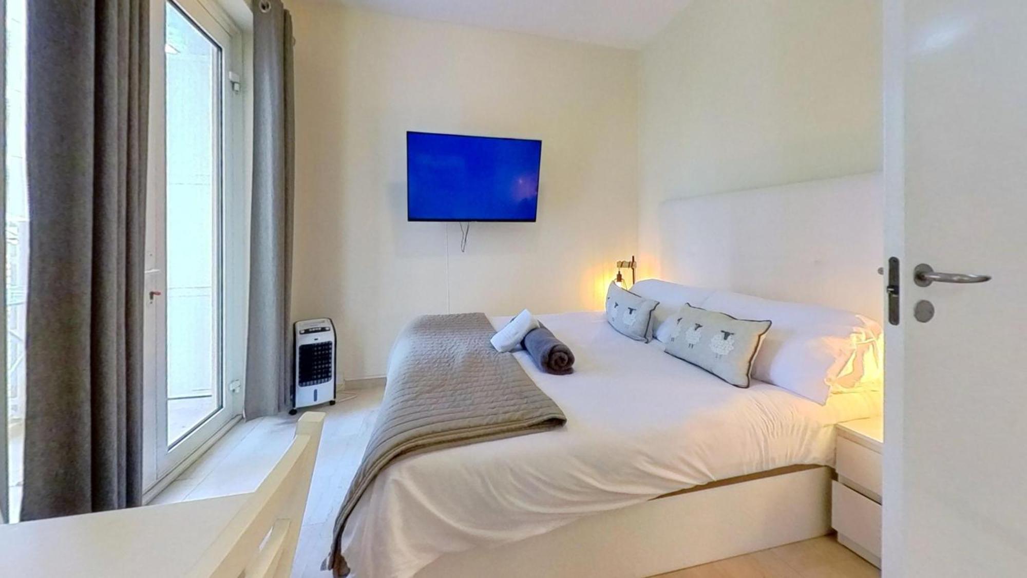 New With Ac Central Suites With Pool Access And Squash Courts! Sleeps Family Or 4 Guests Гибралтар Екстериор снимка